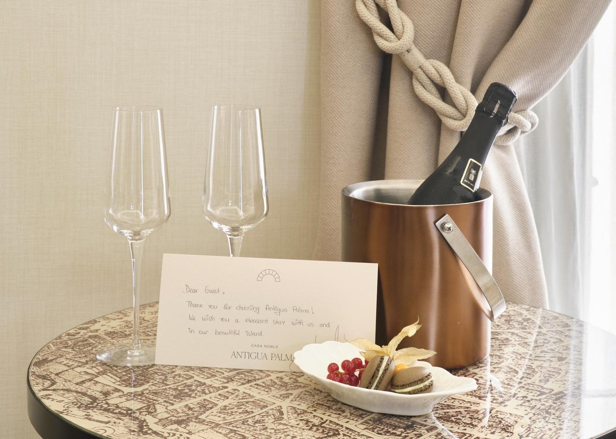 Hotel Antigua Palma - Casa Noble Dış mekan fotoğraf A bottle of champagne in a cooler